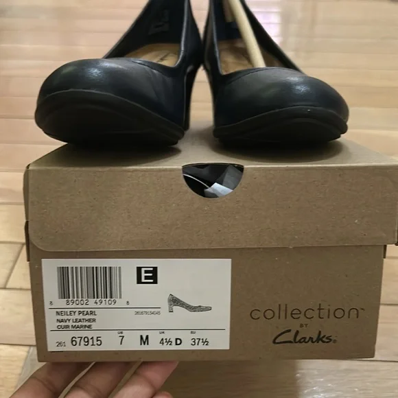 Clarks Women's, Nelley Pearl Pump Navy 7 M - Picture 2 of 6